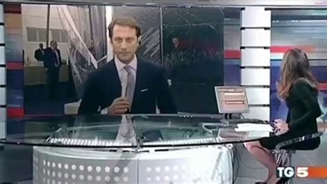 costanza tg5|News presenter forgets shes sitting at a glass desk。